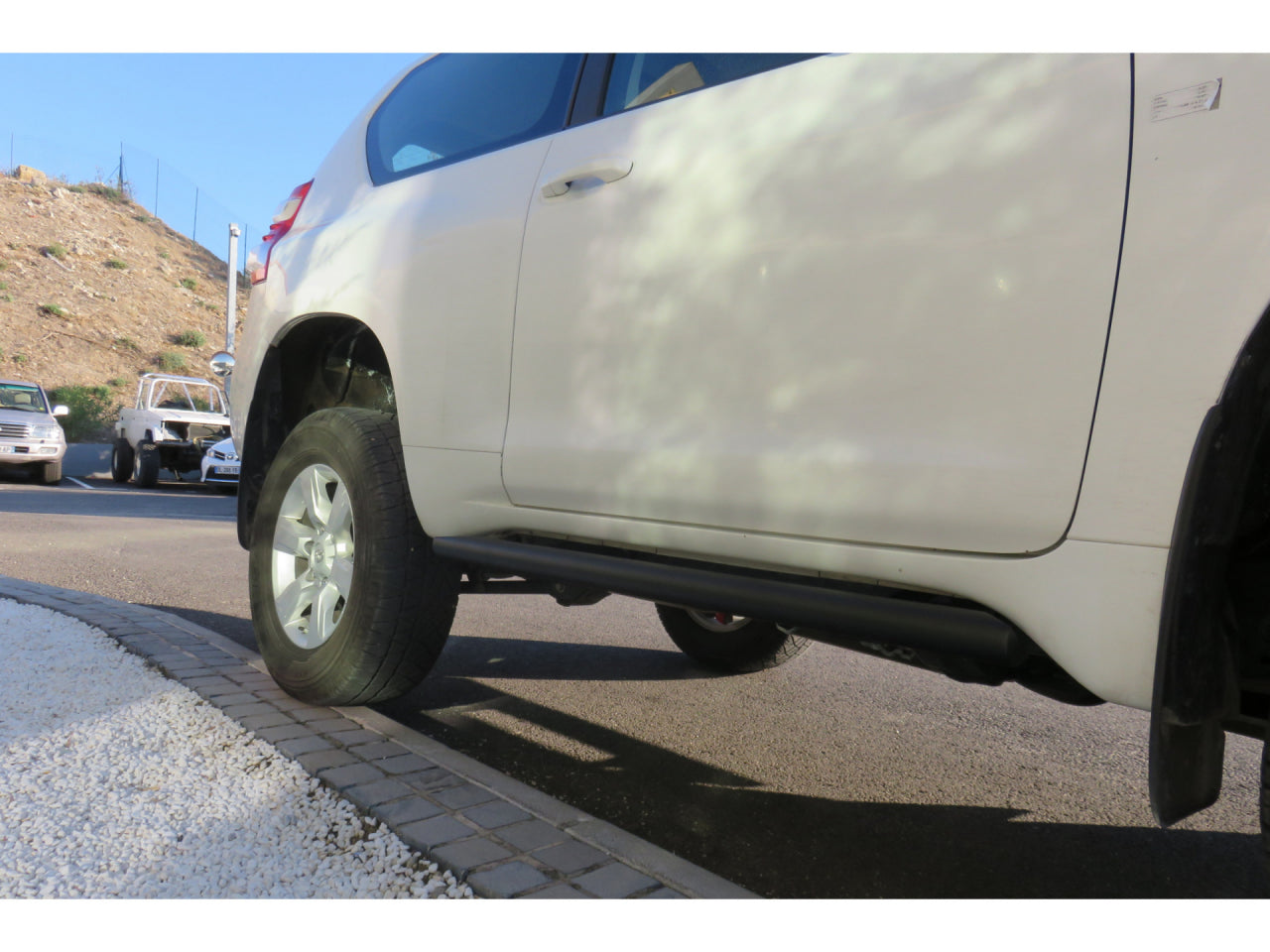 Marche-pieds N4 OFFROAD avec protections tubulaires pour bas de caisse Toyota GDJ155 N4-Offroad, robuste et adapté à l'off-road.