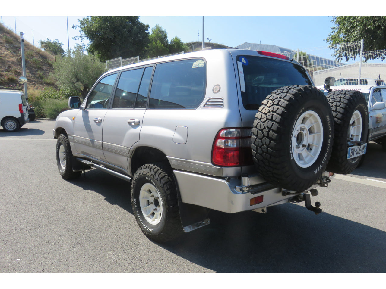 Marche-pieds N4 OFFROAD avec protections tubulaires pour bas de caisse Toyota HDJ100 N4-Offroad, en acier robuste.