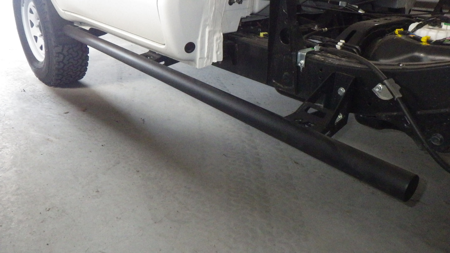 Marche-pieds N4 OFFROAD avec protections tubulaires pour bas de caisse Toyota Hilux Vigo N4, robuste et adapté à l'offroad.
