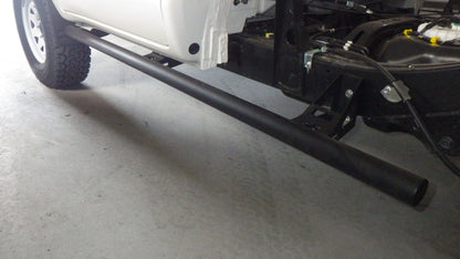 Marche-pieds N4 OFFROAD avec protections tubulaires pour bas de caisse Toyota Hilux Vigo N4, robuste et adapté à l'offroad.