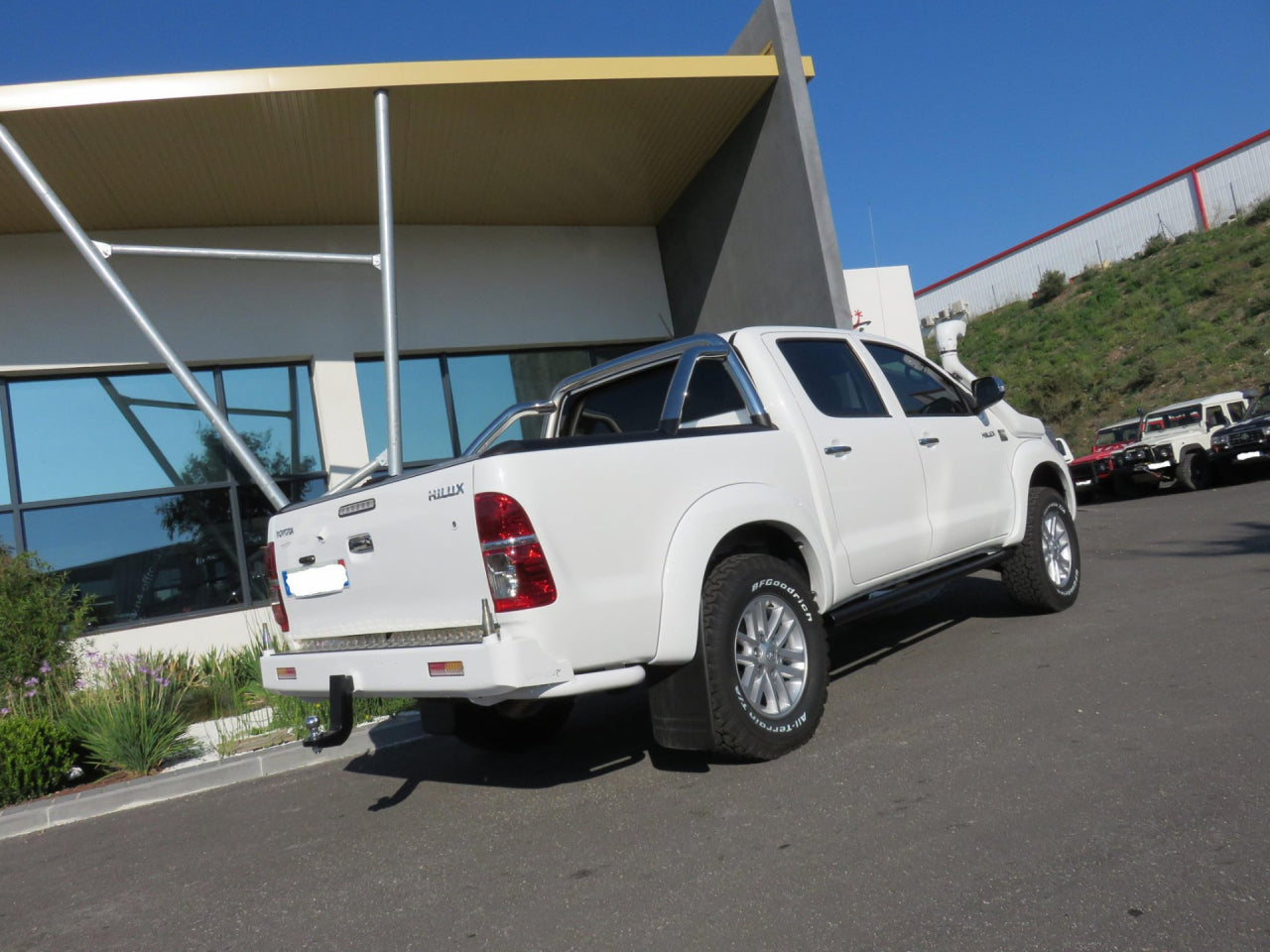 Marche-pieds N4 OFFROAD avec protections tubulaires de bas de caisse pour Toyota Hilux Vigo N4, robuste et adapté à l'off-road.