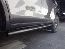 Marche-pieds N4 OFFROAD avec protections tubulaires pour bas de caisse Toyota VDJ200 Offroad, robuste et résistant.