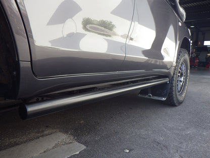 Marche-pieds N4 OFFROAD avec protections tubulaires pour bas de caisse Toyota VDJ200 Offroad, robuste et résistant.