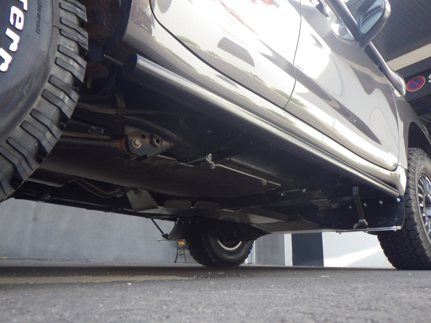Protections tubulaires de bas de caisse et marche-pieds N4 OFFROAD pour Toyota VDJ200 N4, robuste et adapté à l'off-road.