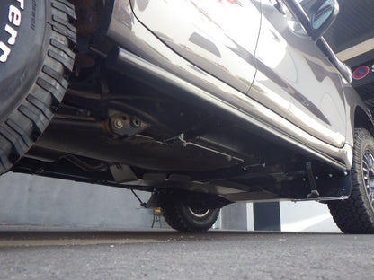 Protections tubulaires de bas de caisse et marche-pieds N4 OFFROAD pour Toyota VDJ200 N4, robuste et adapté à l'off-road.