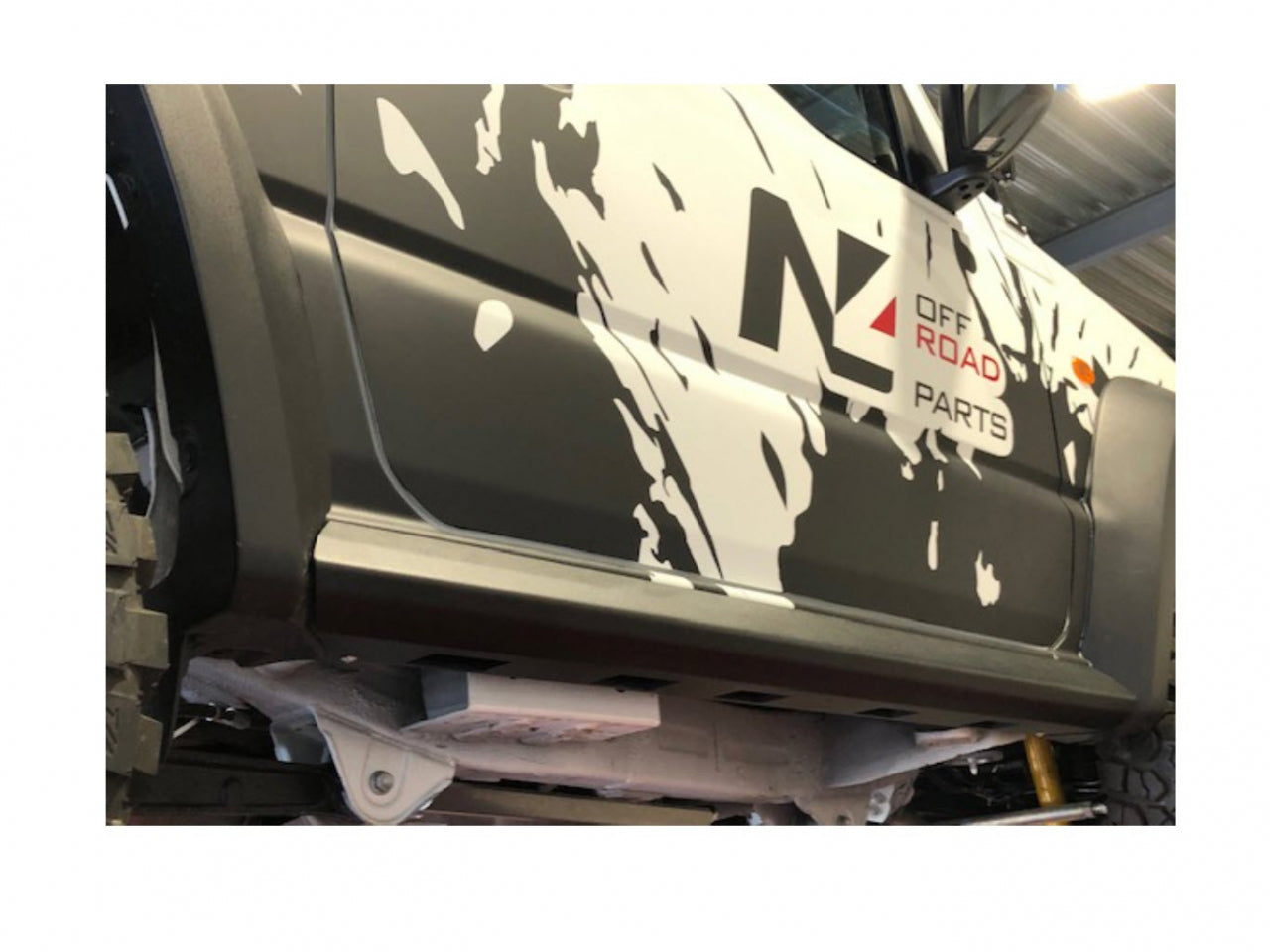 Marche-pieds N4 OFFROAD avec protections tubulaires pour bas de caisse Suzuki Jimny GL N4-Offroad, robuste et adapté à l'off-road.