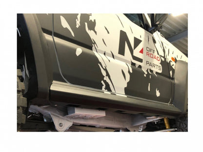 Marche-pieds N4 OFFROAD avec protections tubulaires pour bas de caisse Suzuki Jimny GL N4-Offroad, robuste et adapté à l'off-road.