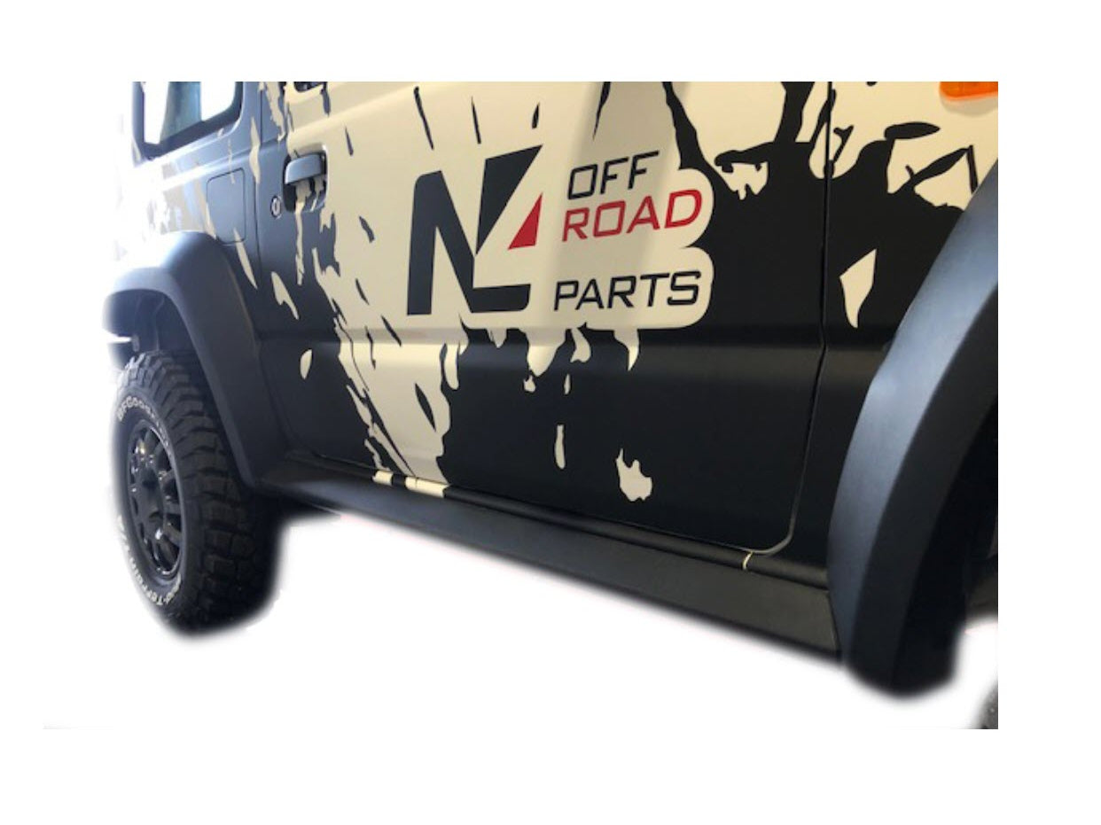 Protections tubulaires profilées pour bas de caisse Suzuki Jimny GL, marche-pieds N4 OFFROAD, renforçant la protection et l'accessibilité.