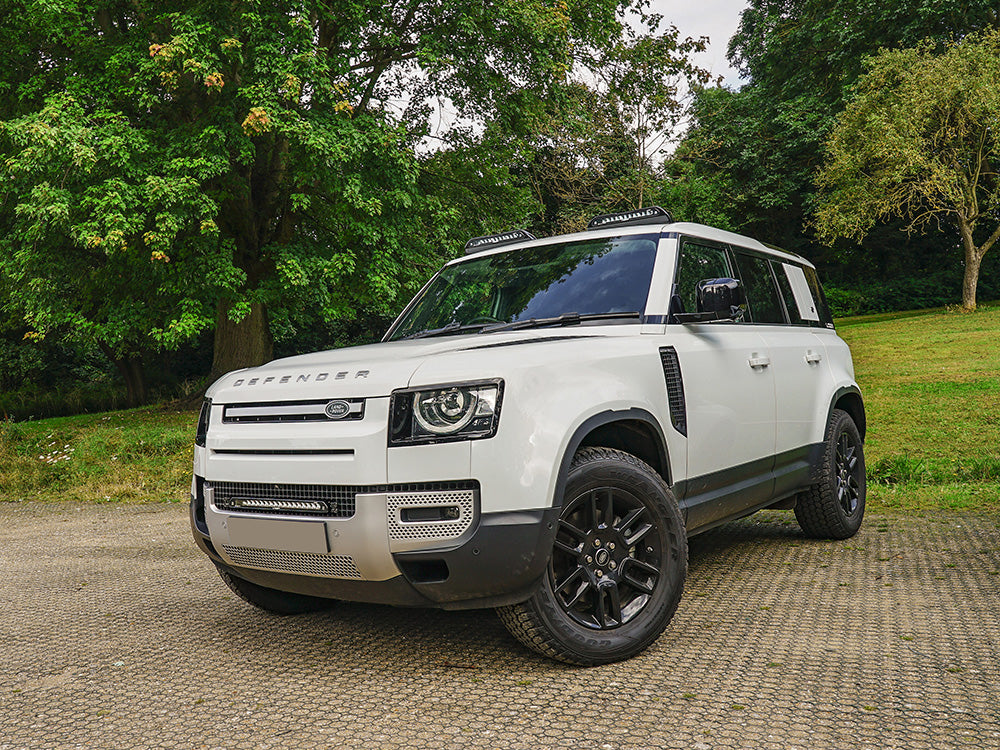 Kit de phares LED pour calandre LAZER LAMPS sur Land Rover Defender 2020+, montage sur la grille du véhicule.