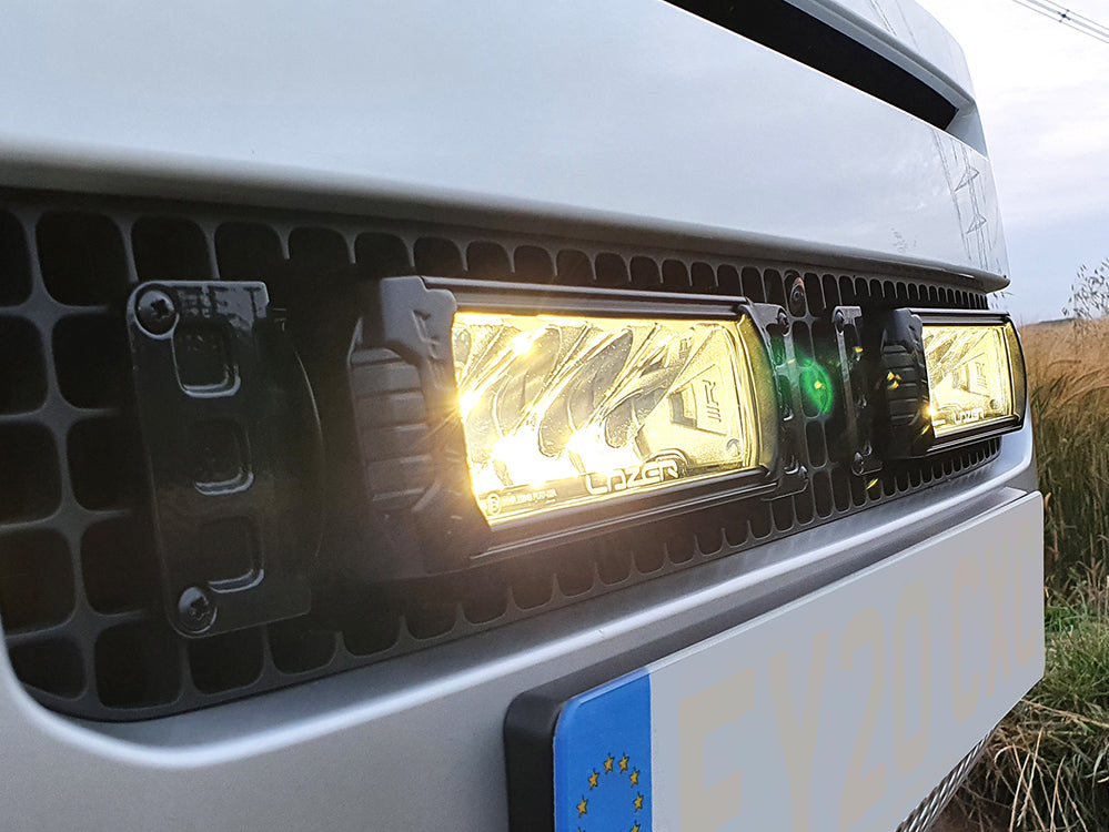 Kit de phares LED pour grille de calandre LAZER LAMPS sur Land Rover Defender 2020+ avec phares modernes et puissants.