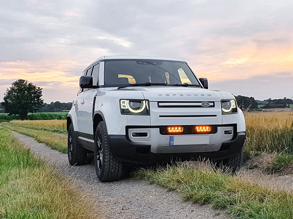 Kit de phares LED pour calandre LAZER LAMPS sur Land Rover Defender 2020+ avec grille et éclairage puissant.