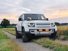 Kit de phares LED pour calandre LAZER LAMPS sur Land Rover Defender 2020+ avec grille et éclairage puissant.