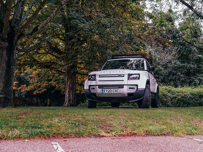 Kit de phares LED pour calandre LAZER LAMPS sur Land Rover Defender 2020+ avec grille métallique et éclairage puissant.