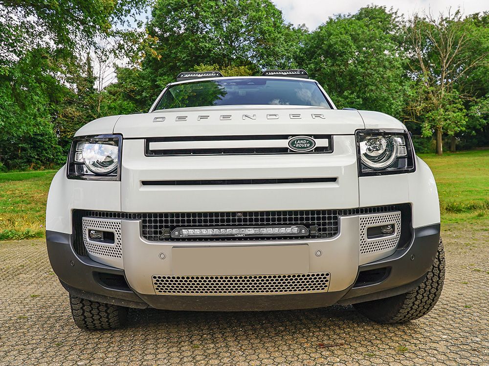 Kit de LED pour calandre LAZER LAMPS sur Land Rover Defender 2020+, incluant les phares LED intégrés à la grille.