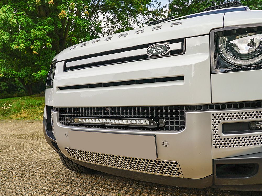 Kit de LED pour calandre LAZER LAMPS sur Land Rover Defender 2020+ avec phares LED intégrés.