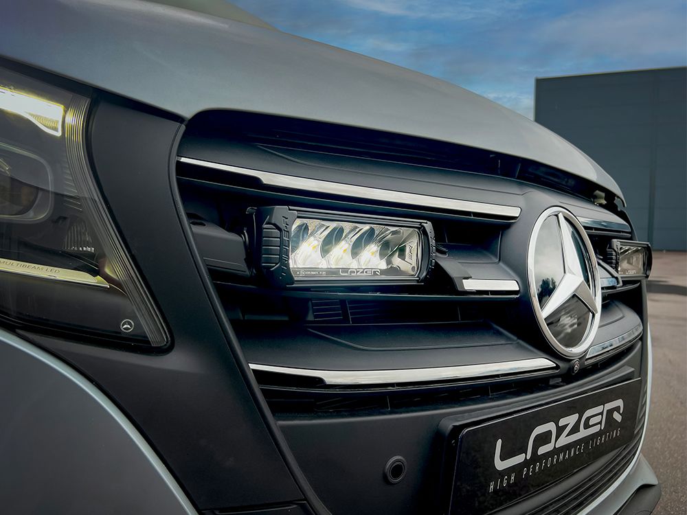 Kit de phares LED pour calandre Mercedes Vito de LAZER LAMPS, moderne et lumineux, installation sur la grille du véhicule.