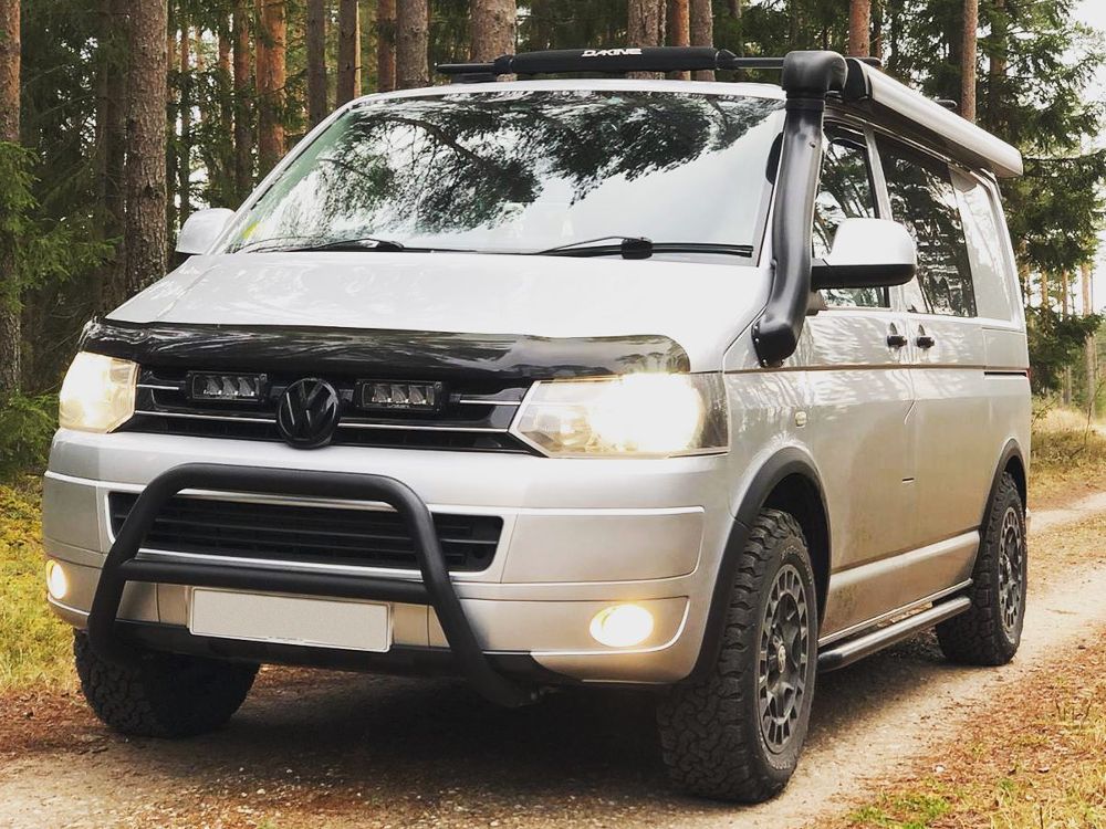 Pack LED Calandre LAZER LAMPS pour VW Transporter T5 2010+ avec feux triples R 750 intégrés, design moderne et innovant.