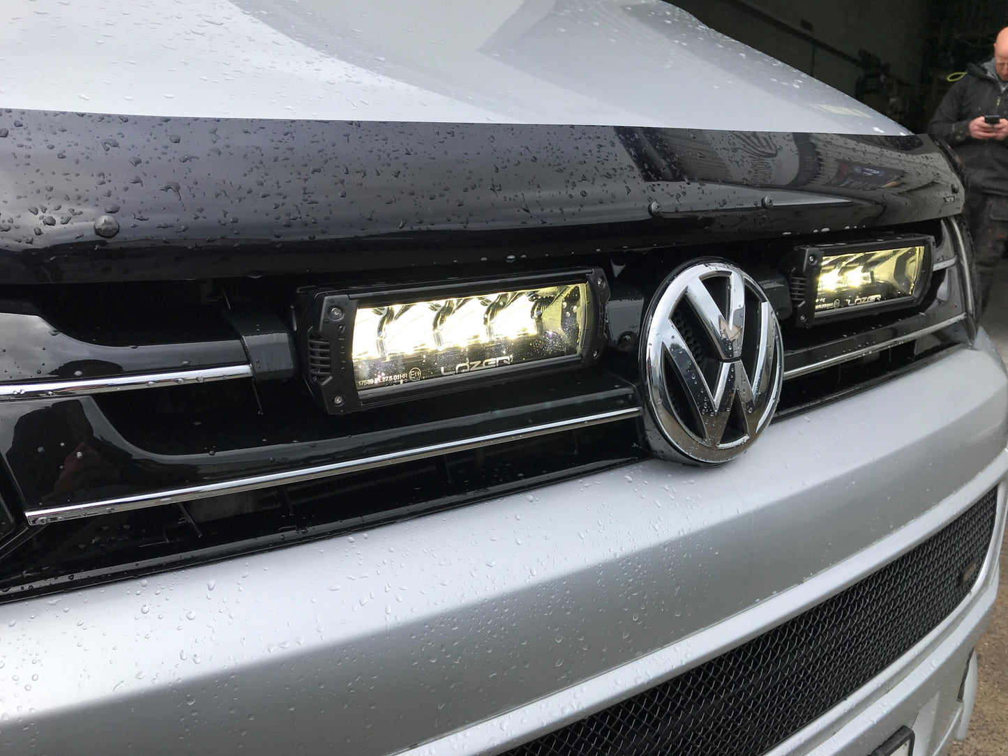 Pack LED Calandre LAZER LAMPS pour VW Transporter T5 2010+ avec feux triples R et grille intégrée, design moderne et lumineux.