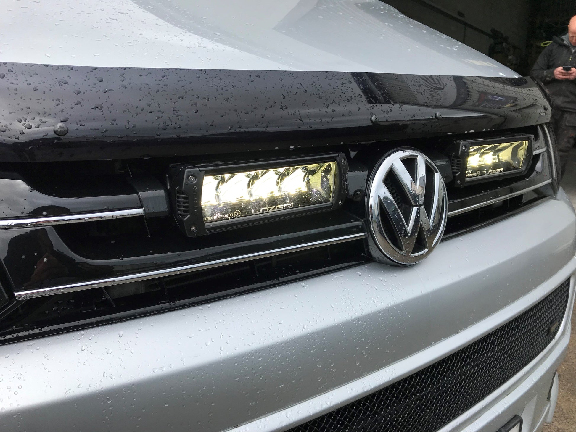 Pack LED Calandre LAZER LAMPS pour VW Transporter T5 2010+ avec feux triples R et grille intégrée, design moderne et lumineux.