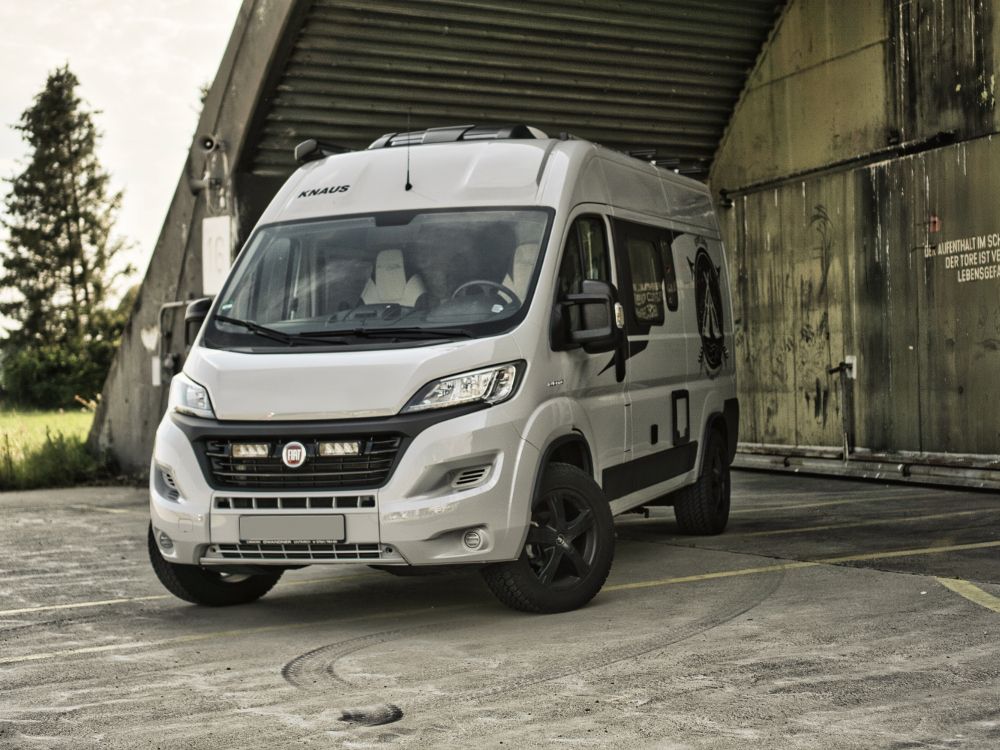 Pack LED Calandre LAZER LAMPS pour Fiat Ducato 2014-2021, phares à LED modernes pour calandre avec design élégant.