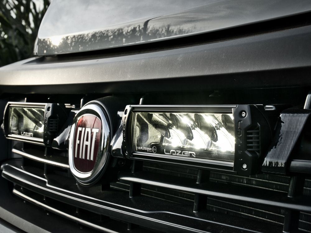 Pack LED pour calandre LAZER LAMPS sur Fiat Ducato 2014-2021, éclairage à LED robuste et moderne pour véhicule utilitaire.