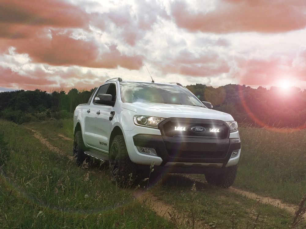 Pack LED Calandre LAZER LAMPS pour Ford Ranger 2016-2018, phares LED de haute performance pour calandre robuste.