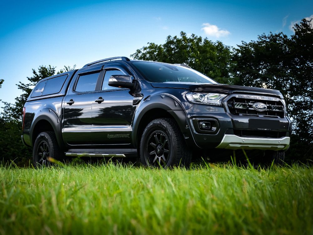 Pack LED Calandre LAZER LAMPS pour Ford Ranger 2019-2022, éclairage LED moderne pour calandre robuste.
