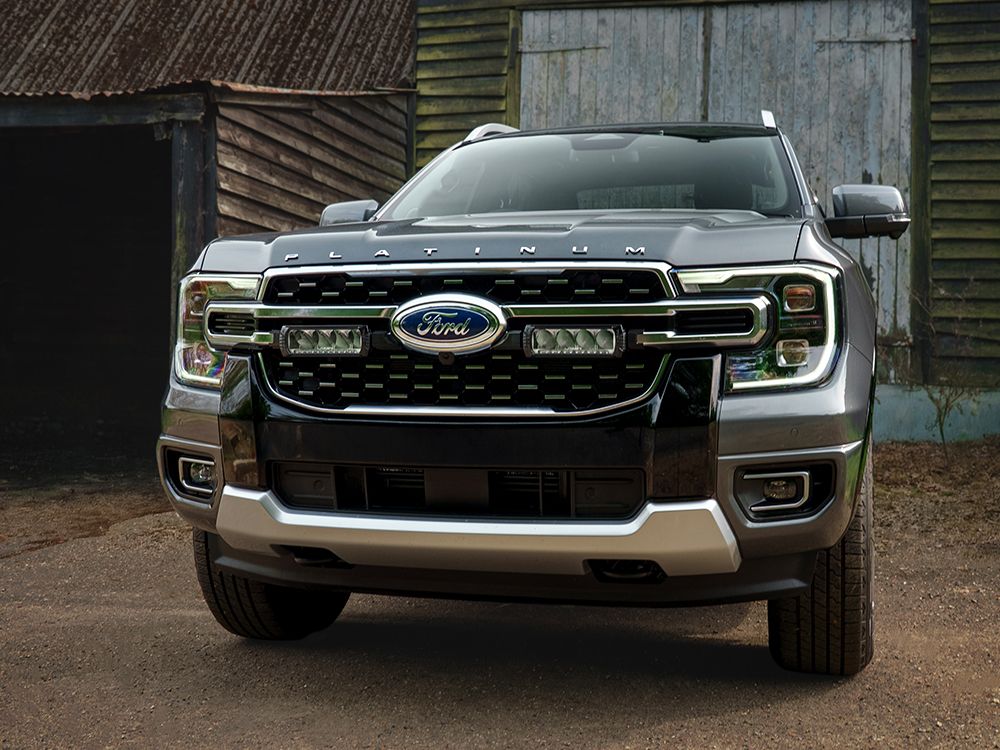 Pack LED Calandre LAZER LAMPS pour Ford Ranger Platinum 2023+ avec éclairage LED intégré.