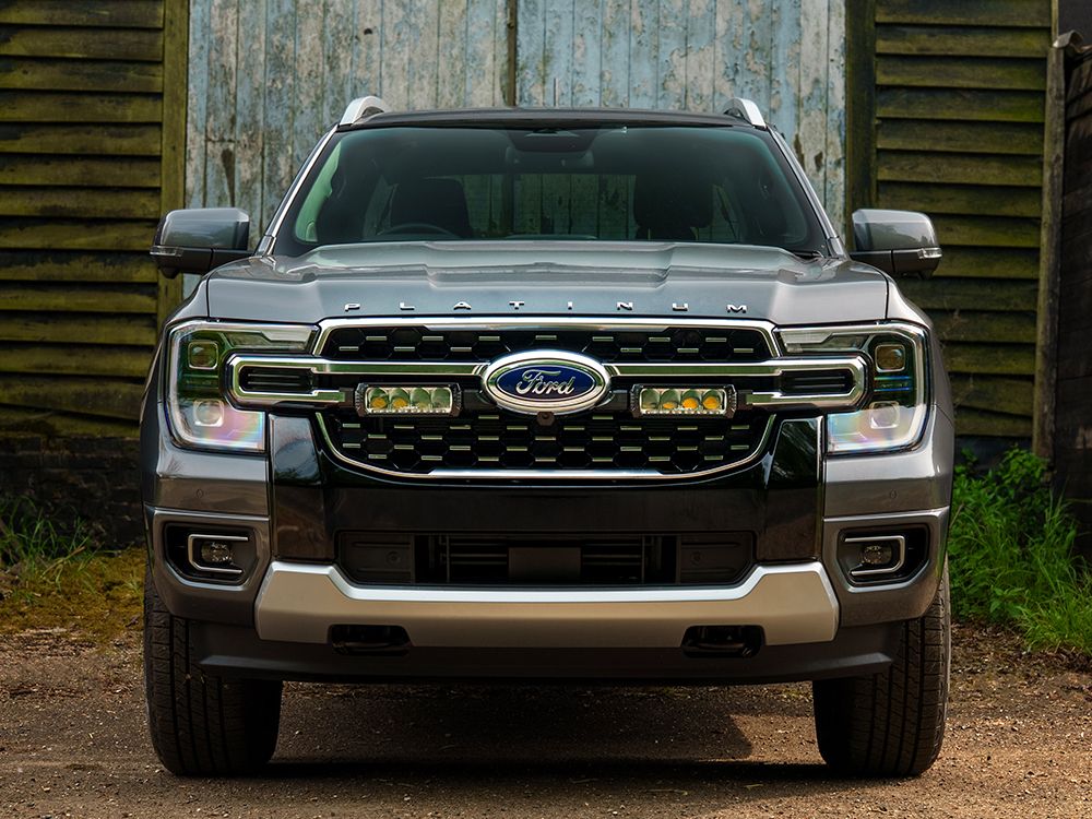 Pack LED Calandre LAZER LAMPS pour Ford Ranger Platinum 2023+ avec projecteurs LED intégrés, design robuste et moderne.