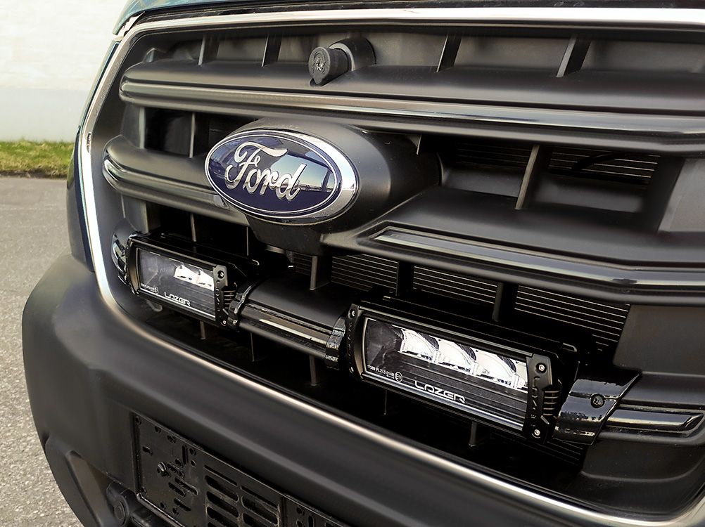 Pack LED de calandre LAZER LAMPS pour Ford Transit 2019+ avec éclairage LED puissant, installation facile, style moderne.