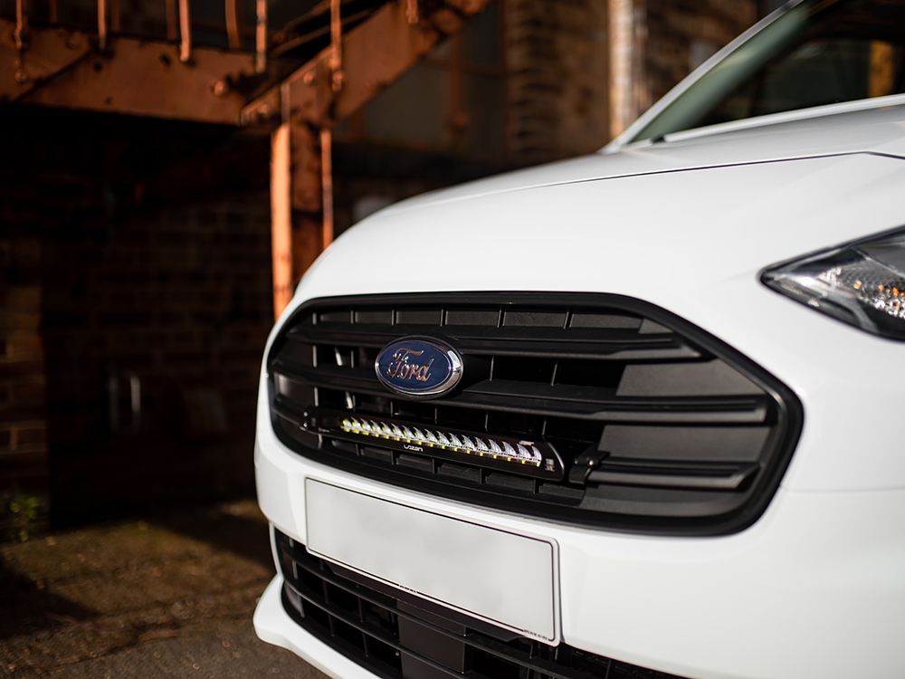 Pack LED Calandre LAZER LAMPS pour Ford Transit Connect 2018-2021, éclairage LED moderne et durable pour la calandre.