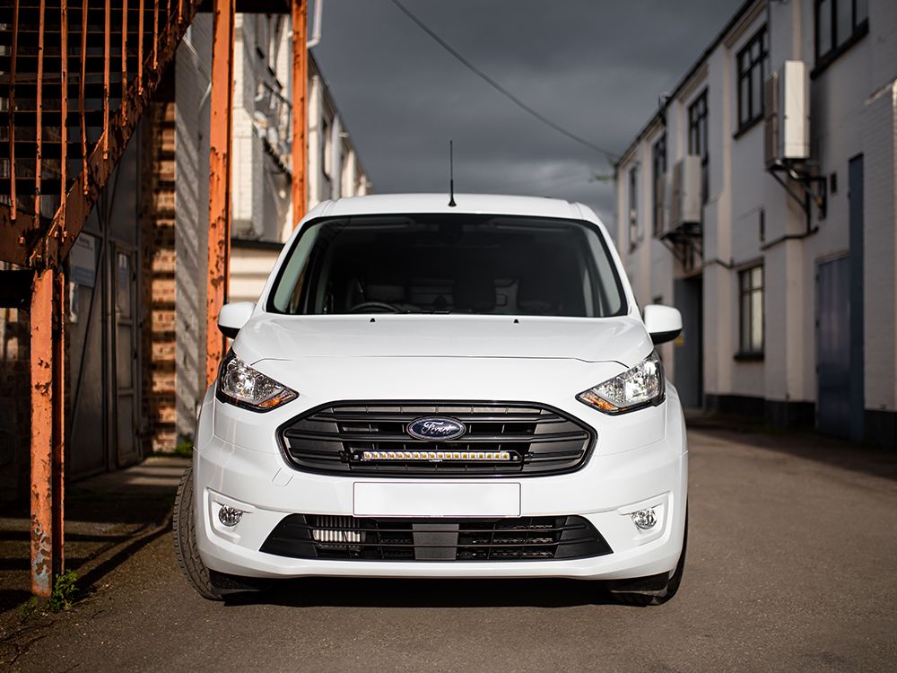 Pack LED Calandre LAZER LAMPS pour Ford Transit Connect 2018-2021, lumière LED élégante et performante pour calandre.
