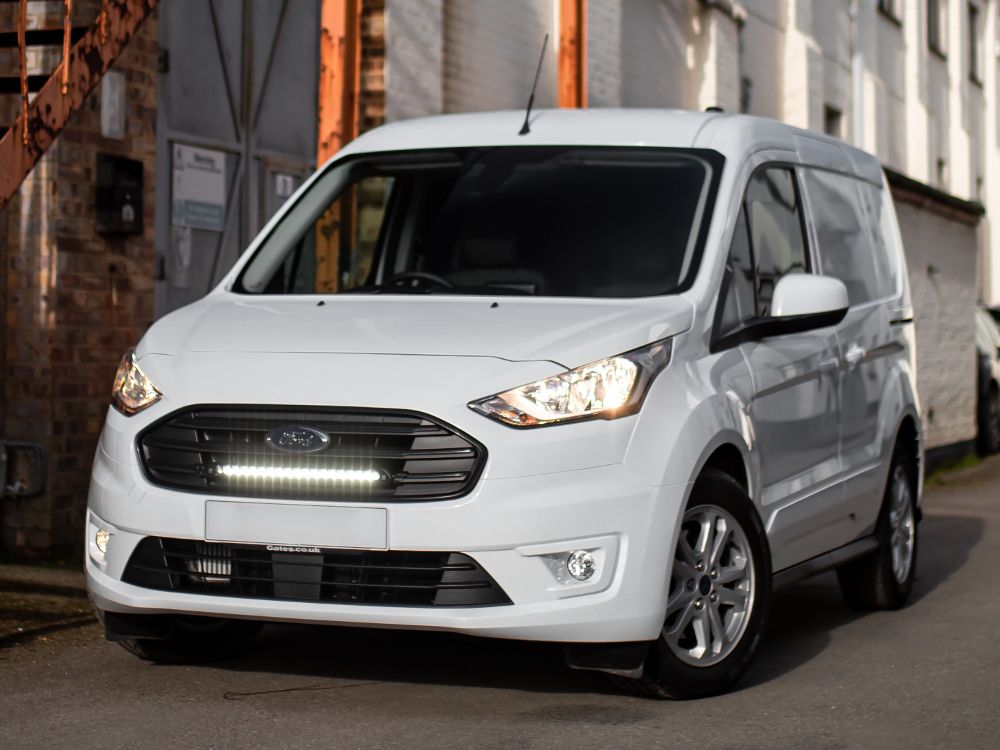 Pack LED Calandre LAZER LAMPS pour Ford Transit Connect 2018-2021, dispositif lumineux moderne pour calandre.
