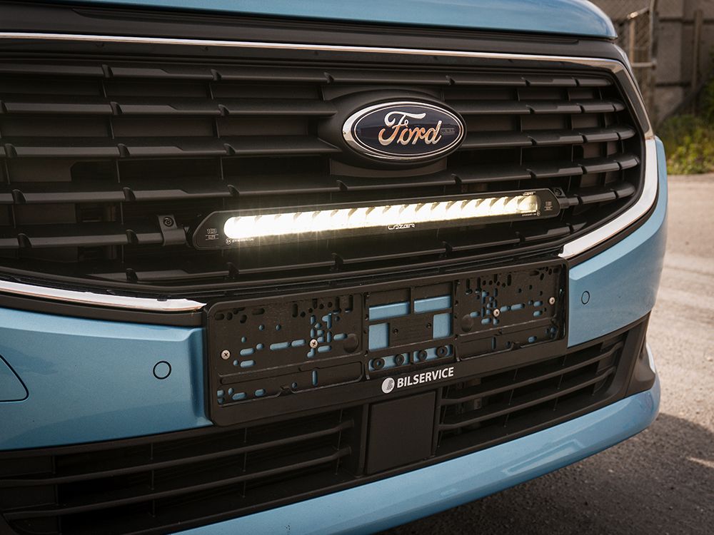 Ensemble de feux LED pour calandre LAZER LAMPS sur Ford Transit Connect 2023+ avec feux modernes et design lumineux.