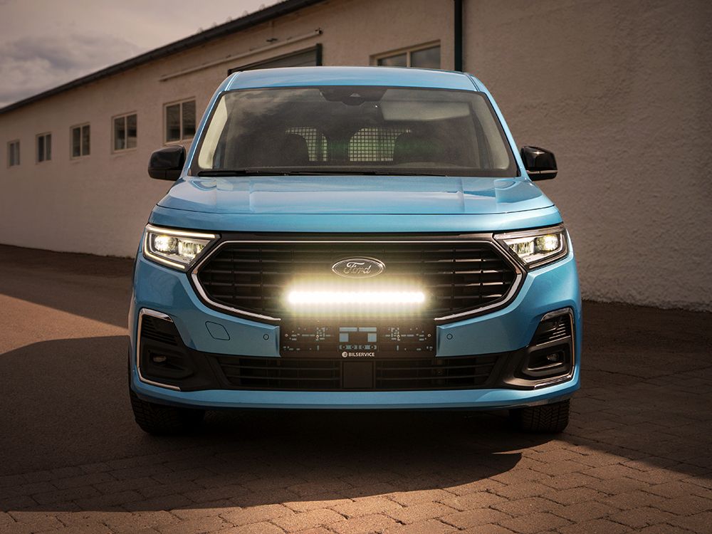 Pack LED Calandre LAZER LAMPS pour Ford Transit Connect 2023+ avec phares LED intégrés, design moderne et éclairage puissant.