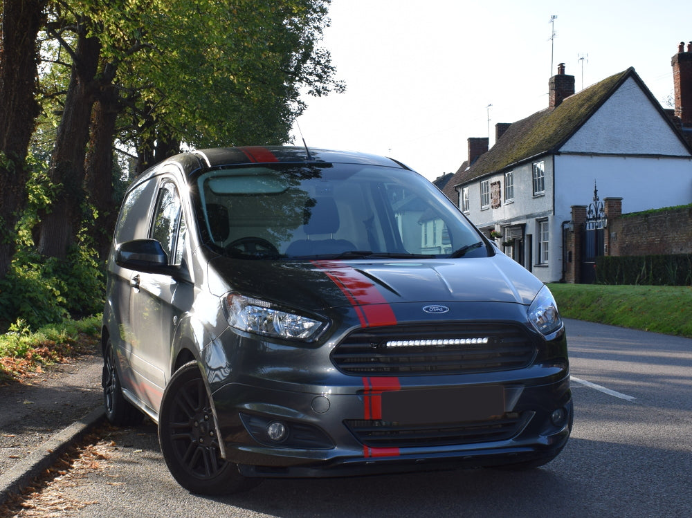 Pack LED Calandre LAZER LAMPS pour Ford Transit Courier 2014-2018, éclairage moderne et robuste pour calandre.