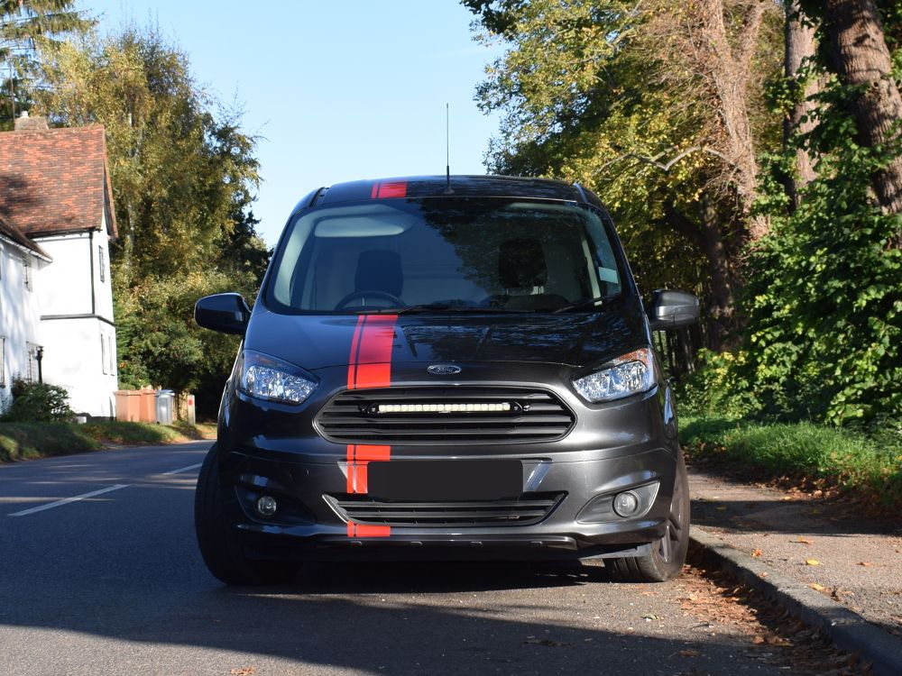 Pack LED Calandre LAZER LAMPS pour Ford Transit Courier 2014-2018, éclairage LED moderne pour calandre.