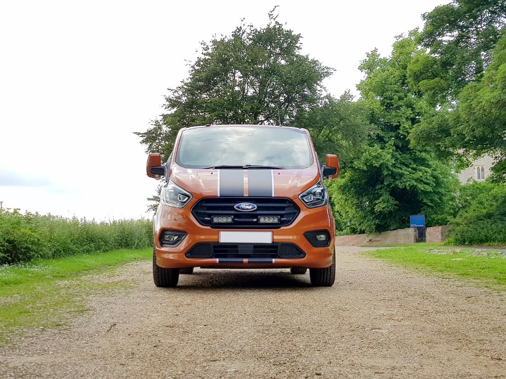 Pack LED Calandre LAZER LAMPS pour Ford Transit Custom 2018-2022, éclairage LED moderne pour calandre robuste.