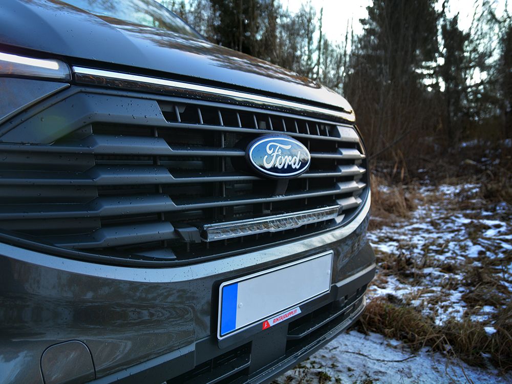 Pack LED Calandre LAZER LAMPS pour Ford Transit Custom 2024+ avec phares LED intégrés, installation sur la calandre du véhicule.