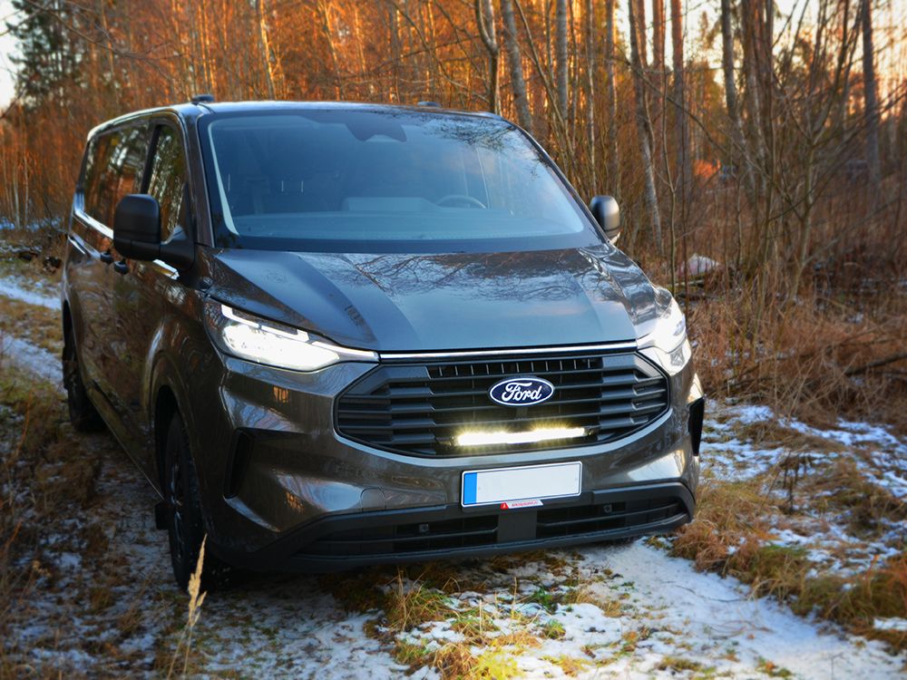 Pack LED Calandre LAZER LAMPS pour Ford Transit Custom 2024+ avec phares LED élégants et moderns, installation sur la calandre.