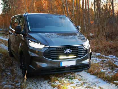 Pack LED Calandre LAZER LAMPS pour Ford Transit Custom 2024+ avec phares LED élégants et moderns, installation sur la calandre.