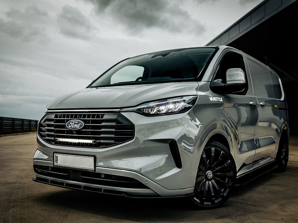 Pack LED de calandre LAZER LAMPS pour Ford Transit Custom 2024+ avec phares LED intégrés visibles dans l'image.