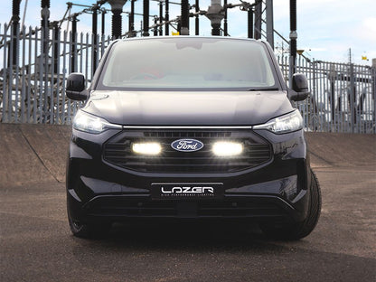 Pack LED Calandre LAZER LAMPS pour Ford Transit Custom 2024+ avec phares LED modernes et design robuste.