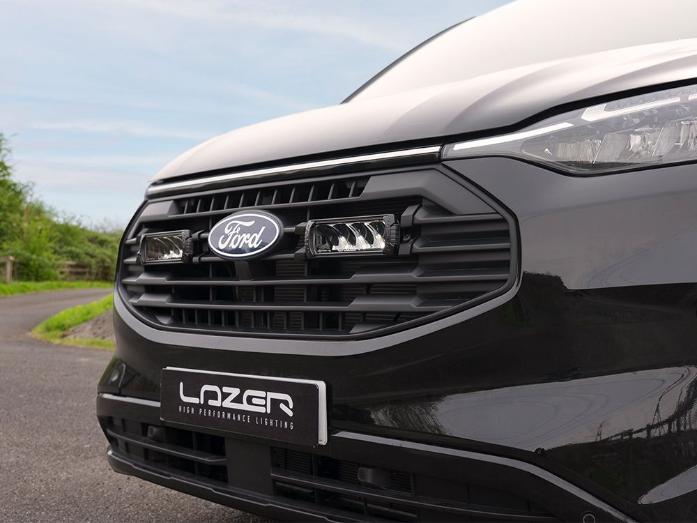 Ensemble de phares LED pour calandre LAZER LAMPS sur Ford Transit Custom 2024+, avec phares modernes et design lumineux.