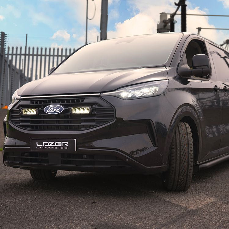Ensemble de phares LED pour calandre LAZER LAMPS sur Ford Transit Custom 2024+, avec phares LED robustes et modernes.