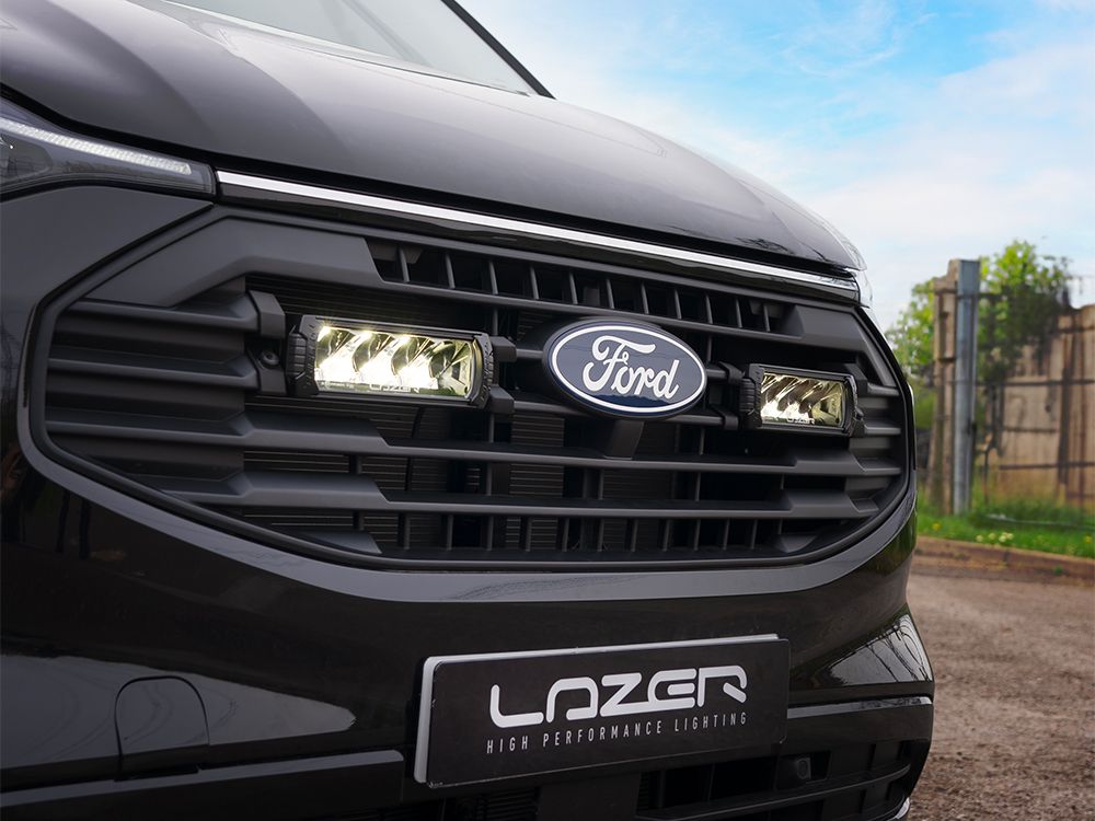 Pack LED calandre LAZER LAMPS pour Ford Transit Custom 2024+ avec éclairage LED puissant et design moderne.