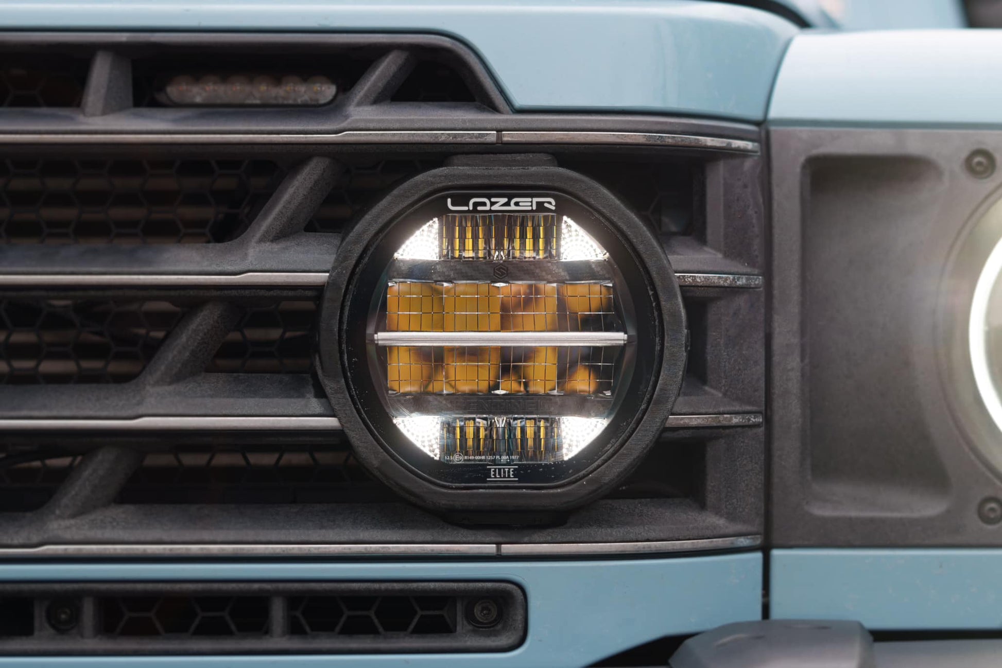 Pack LED Calandre LAZER LAMPS pour Ineos Grenadier 2023, phares LED robustes pour une meilleure visibilité en conduite tout-terrain.