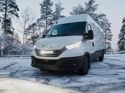 Pack LED Calandre LAZER LAMPS pour Iveco Daily 2024+ avec phares LED modernes et design robuste visible sur l'image.