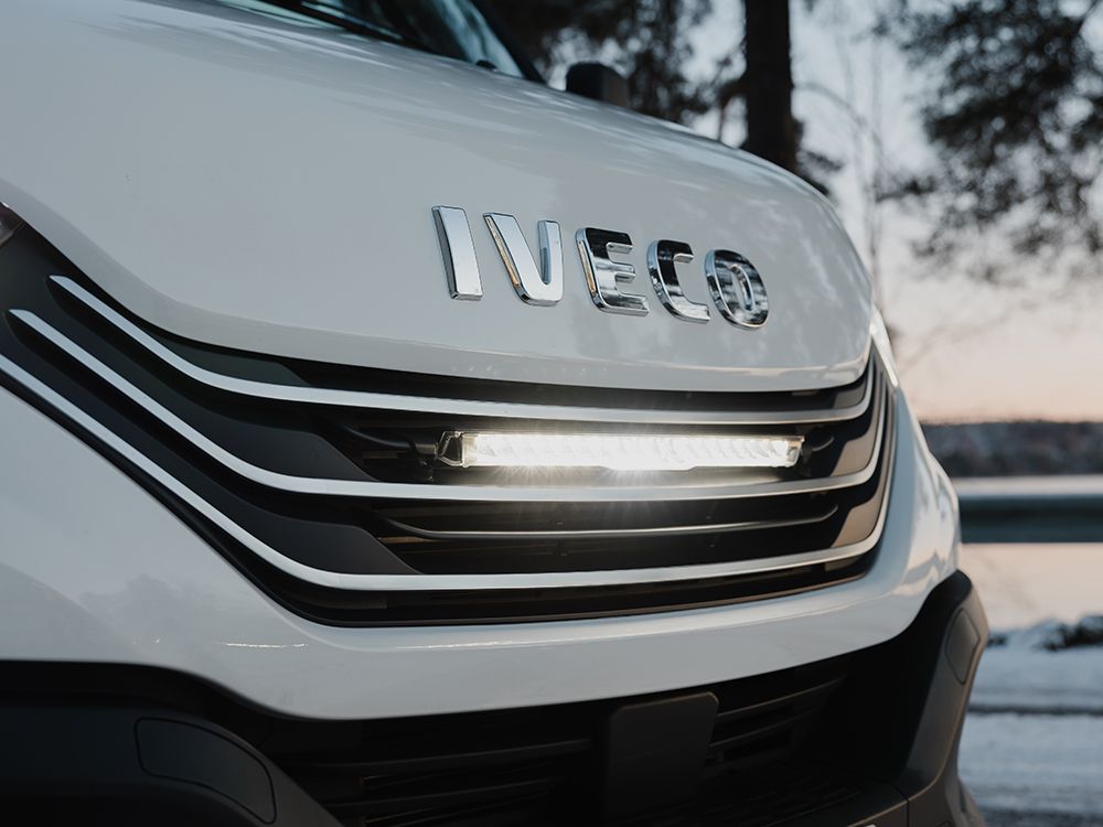 Pack LED Calandre LAZER LAMPS pour Iveco Daily 2024+, phares LED modernes intégrés à la calandre.