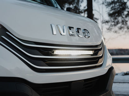 Pack LED Calandre LAZER LAMPS pour Iveco Daily 2024+, phares LED modernes intégrés à la calandre.